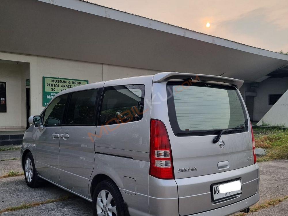 Mobil Nissan Serena 2011