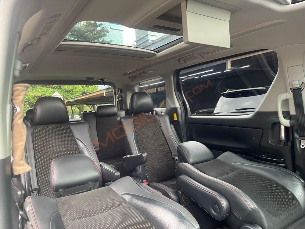 Mobil Toyota Vellfire 2015