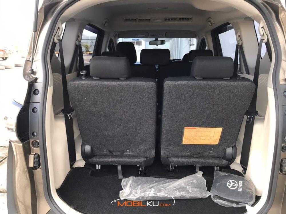 Mobil Toyota Sienta 2017