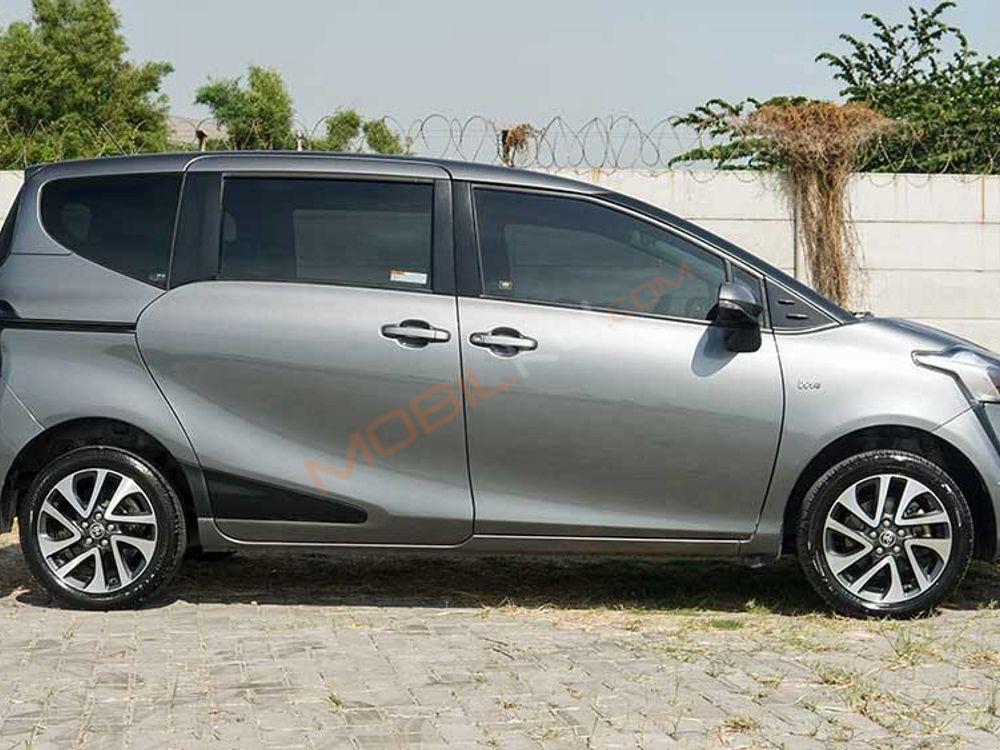 Mobil Toyota Sienta 2018