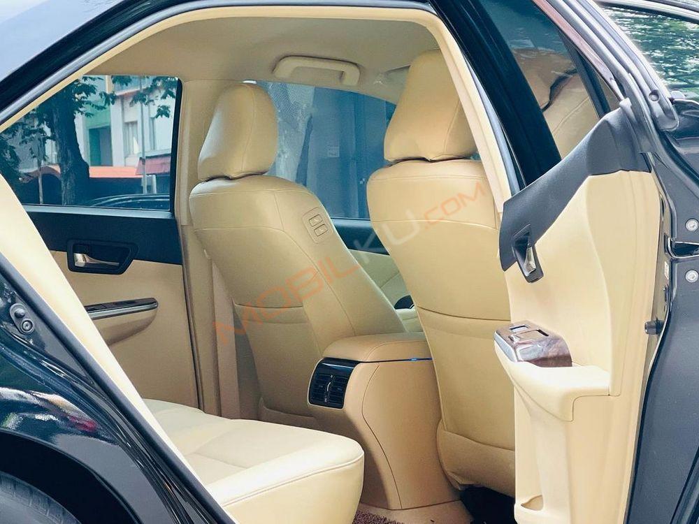 Mobil Toyota Camry 2015