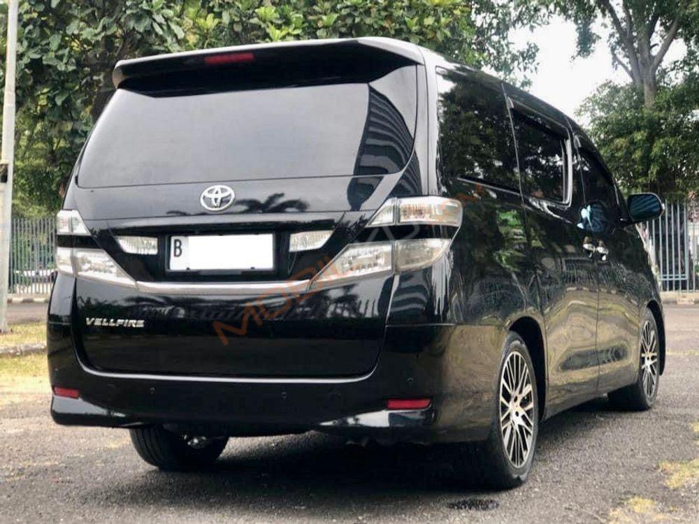 Mobil Toyota Vellfire 2010