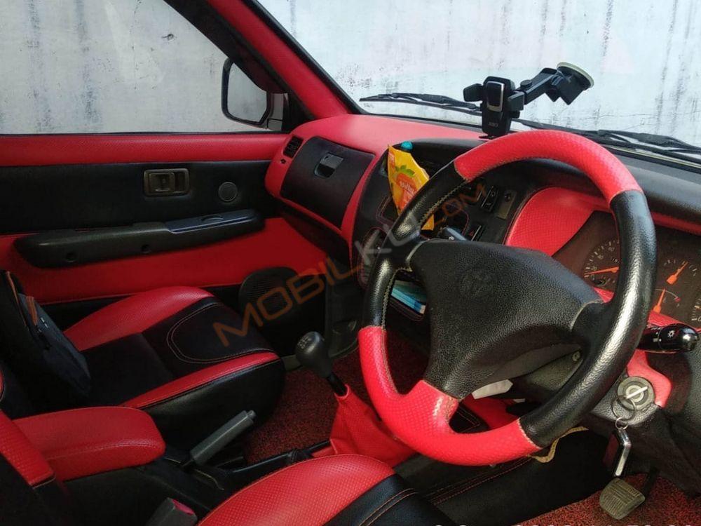 Mobil Toyota Kijang 2000