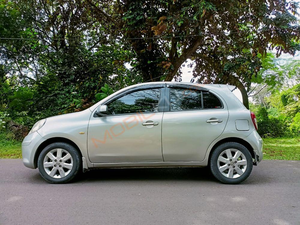 Mobil Nissan March 2011