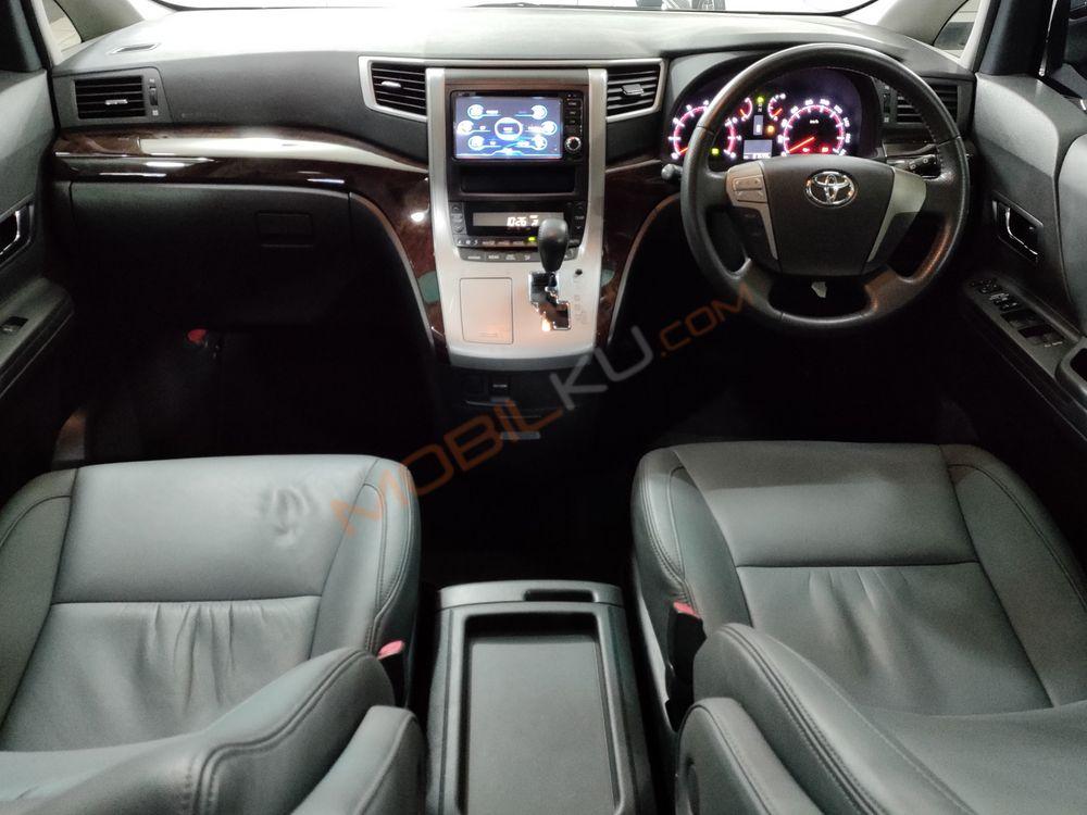 Mobil Toyota Vellfire 2012