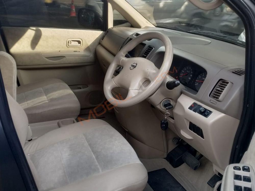 Mobil Nissan Serena 2012