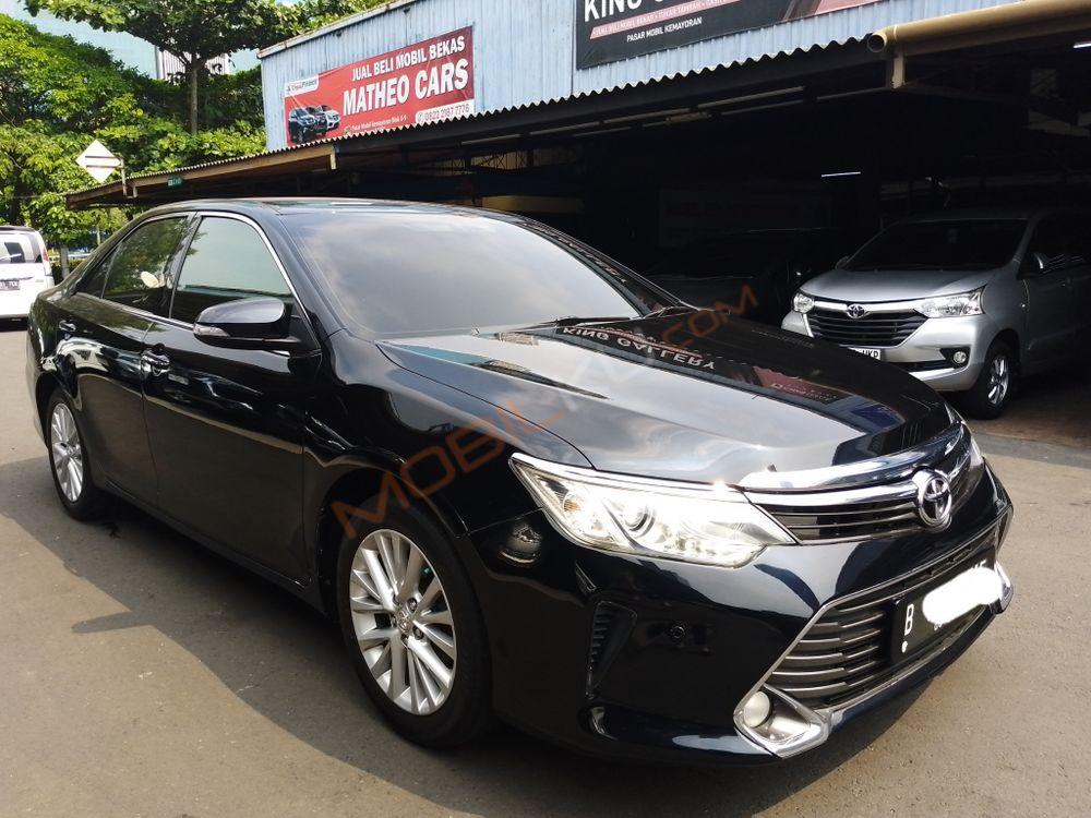 Mobil Toyota Camry 2015