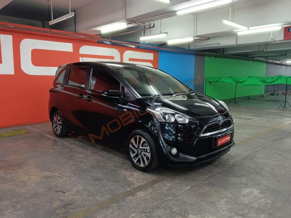 Mobil Toyota Sienta 2017