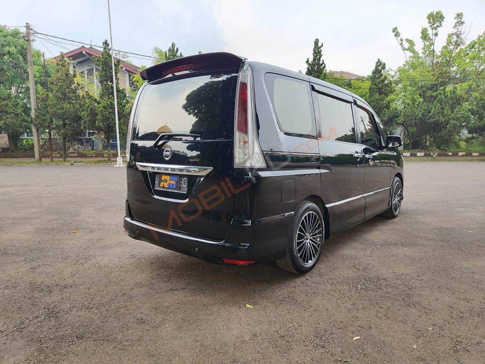 Mobil Nissan Serena 2013