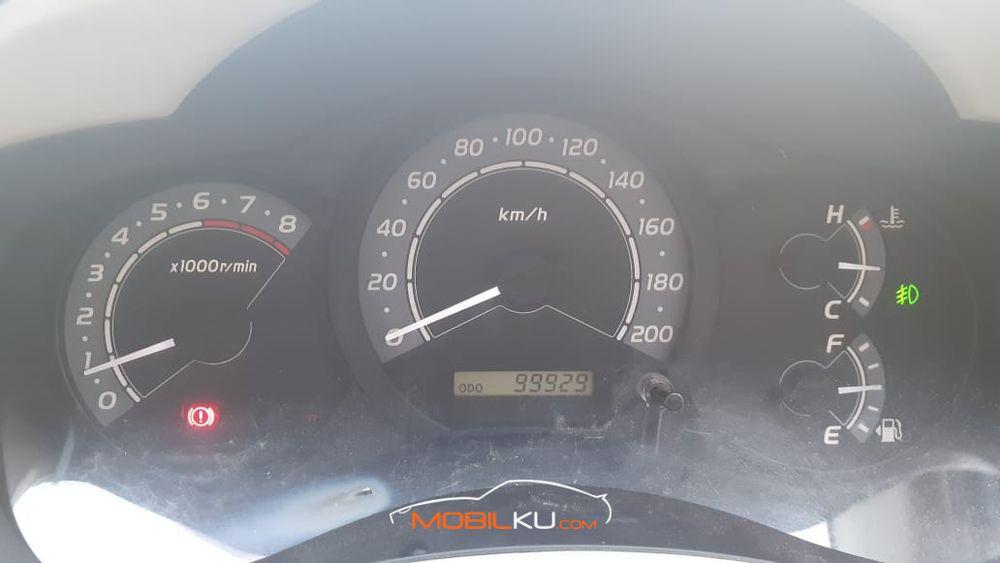 Mobil Toyota Kijang Innova 2010