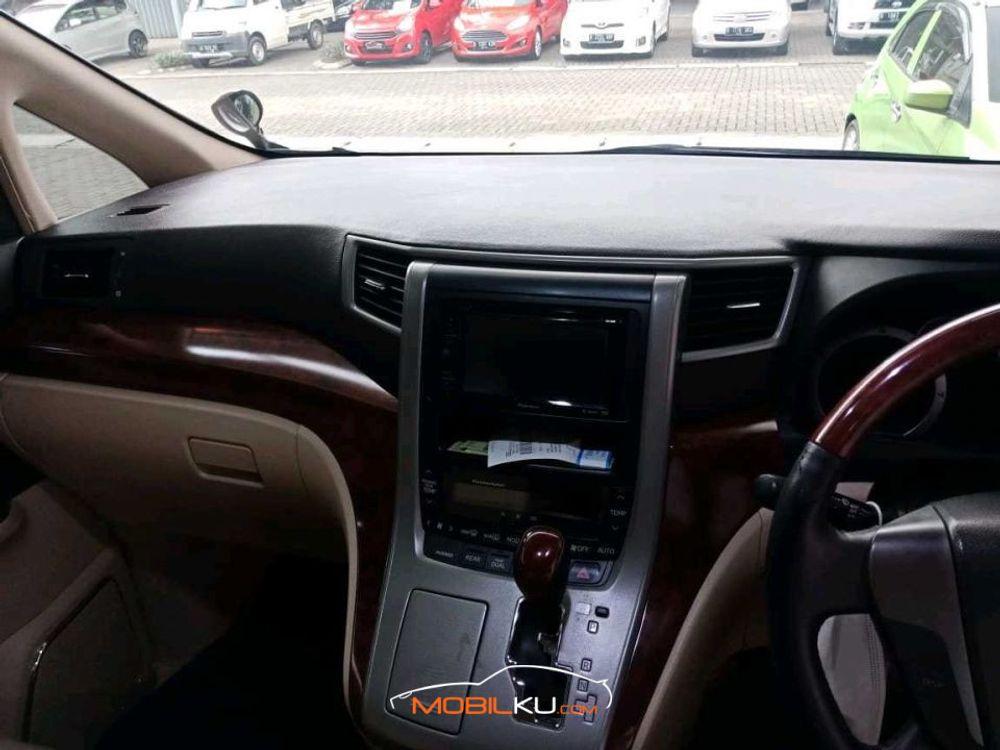 Mobil Toyota Alphard 2009
