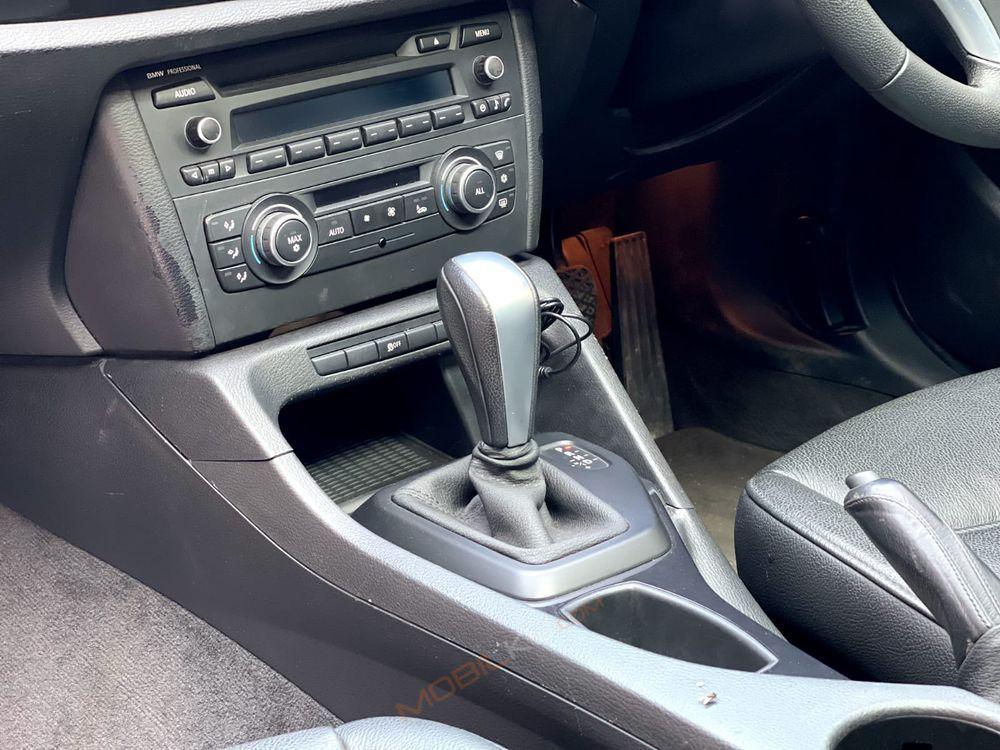 Mobil BMW X1 2012