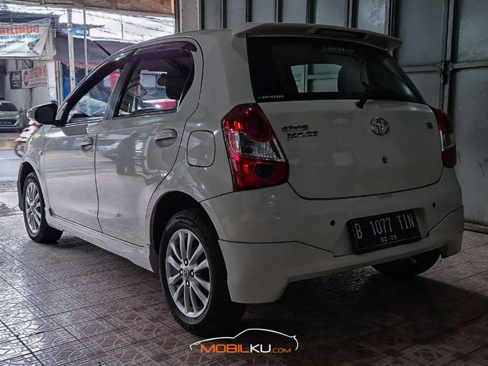 Mobil Toyota Etios 2015