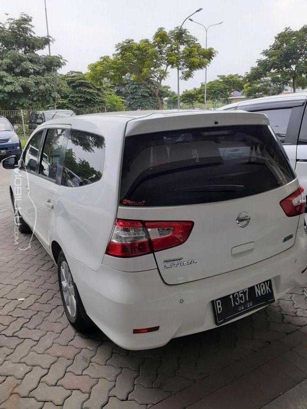 Mobil Nissan Grand Livina 2015
