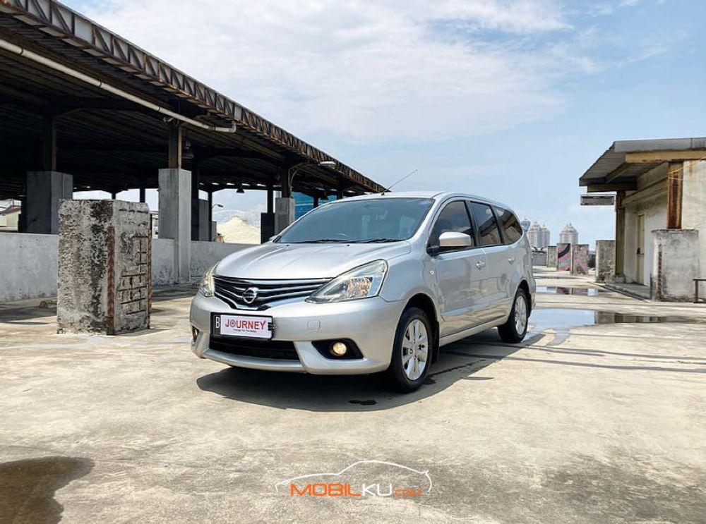 Mobil Nissan Grand Livina 2014