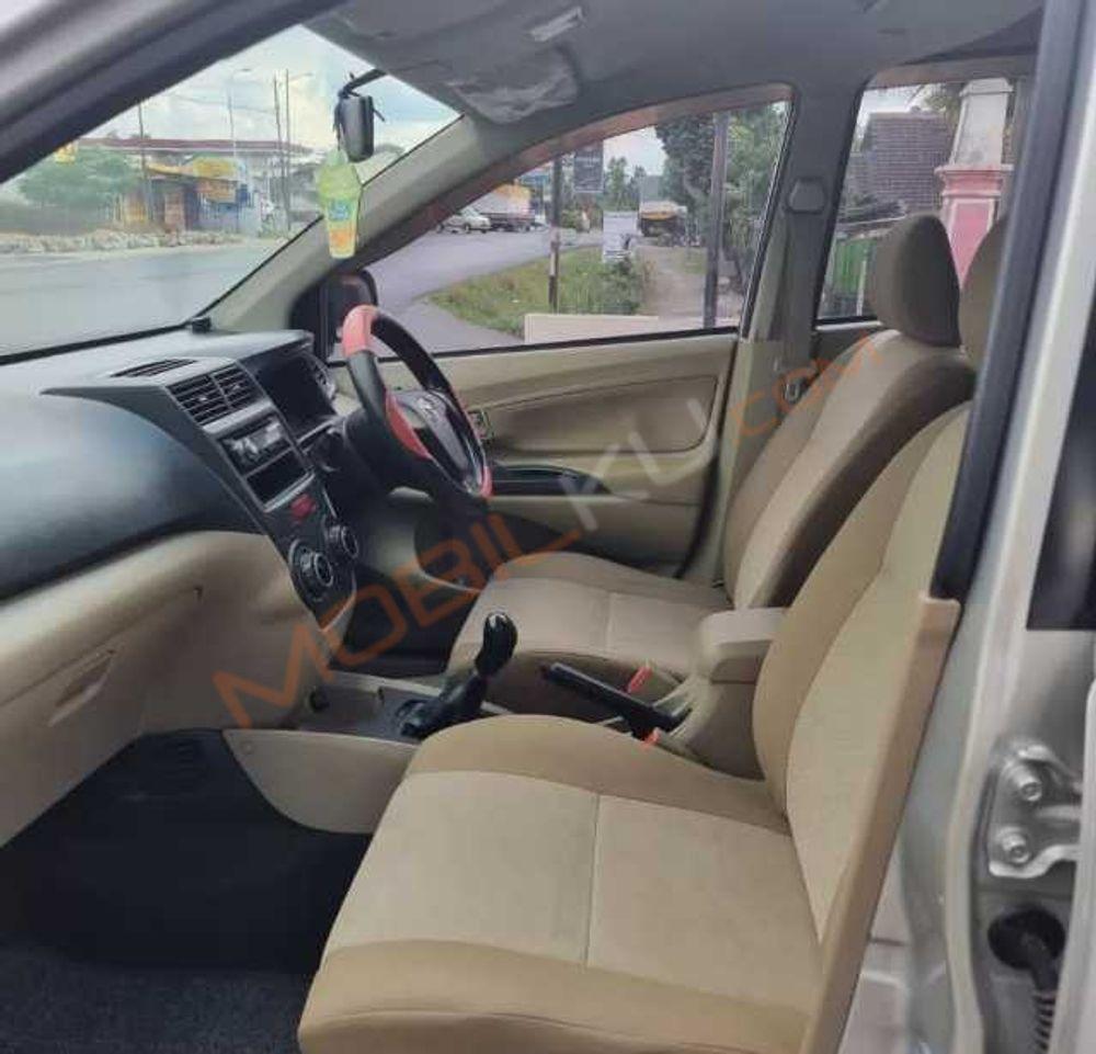Mobil Toyota Avanza 2012