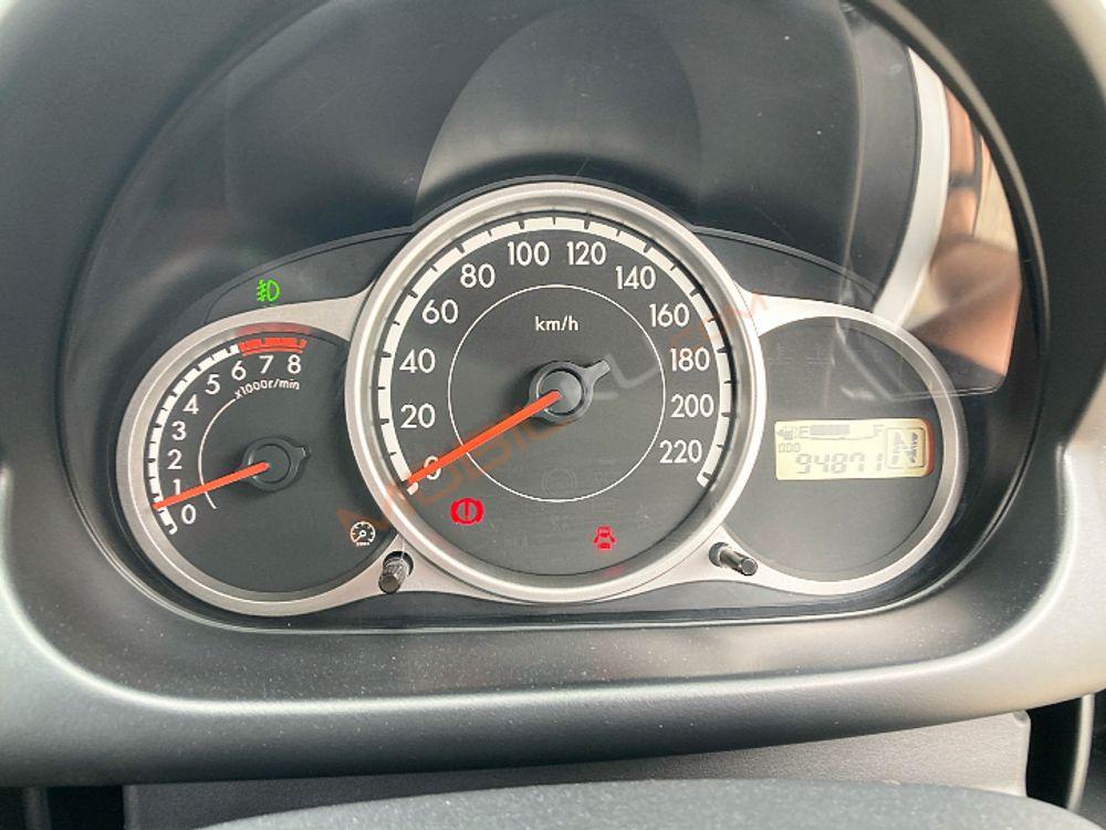 Mobil Mazda 2 Hatchback 2012