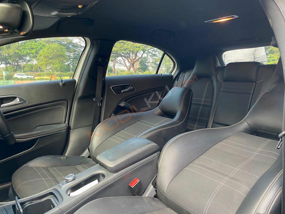 Mobil Mercedes-Benz A-Class 2013