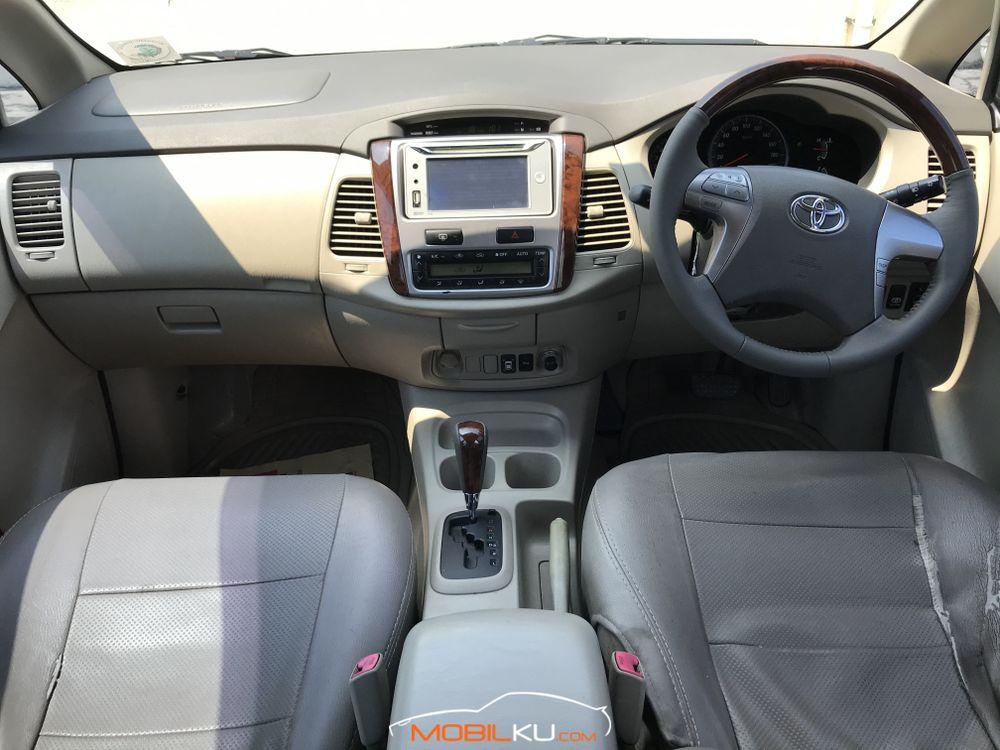 Mobil Toyota Kijang Innova 2015