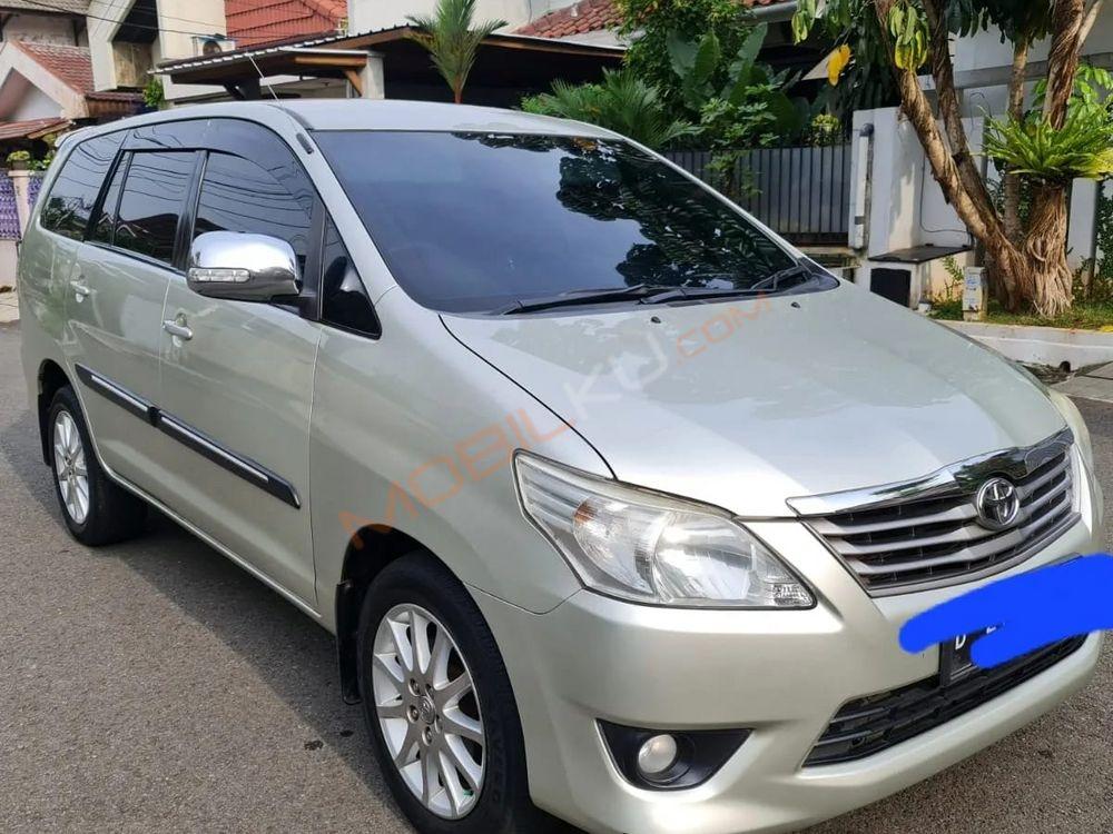 Mobil Toyota Kijang Innova 2012