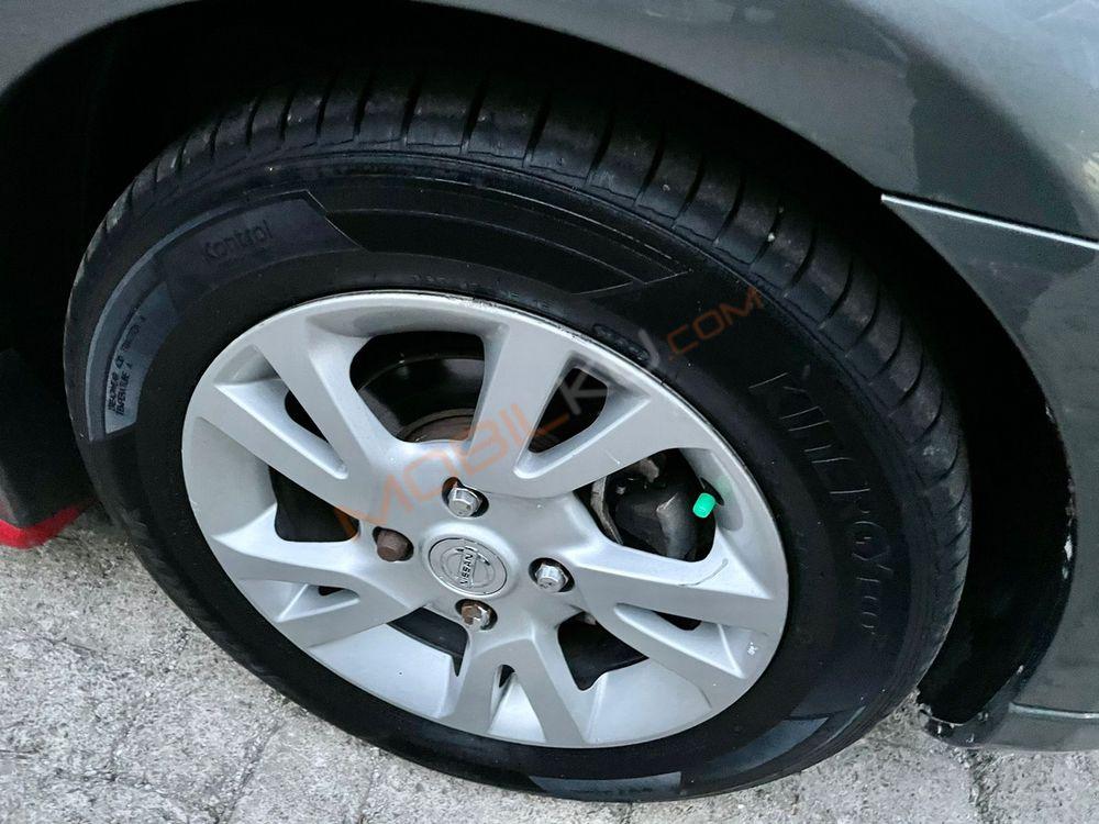 Mobil Nissan Grand Livina 2009