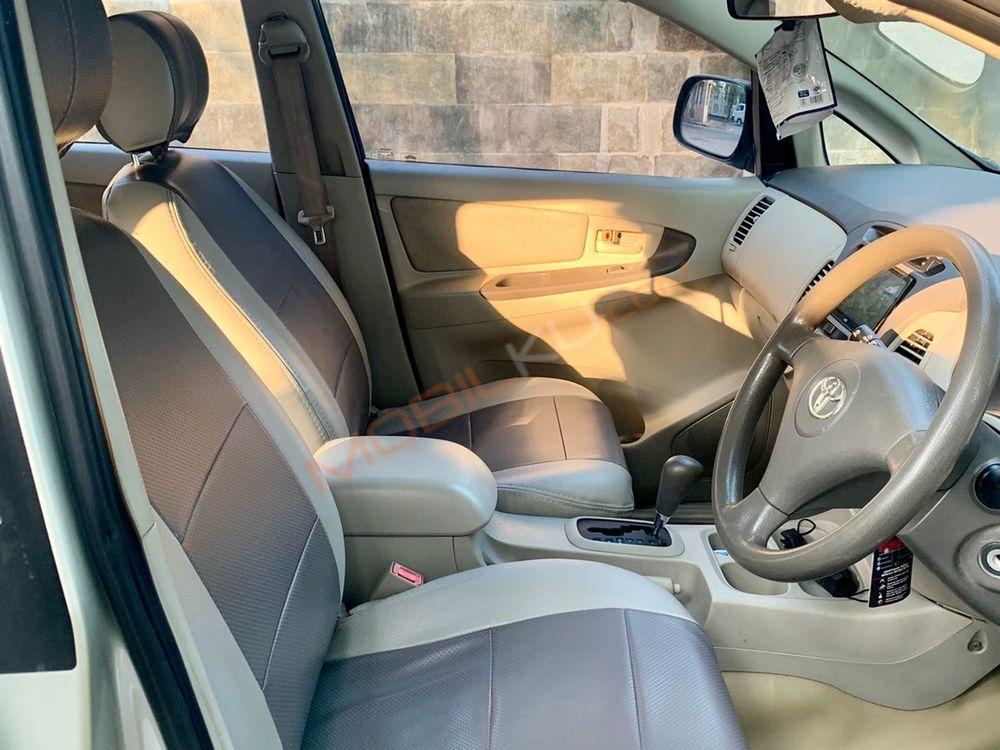 Mobil Toyota Kijang Innova 2010