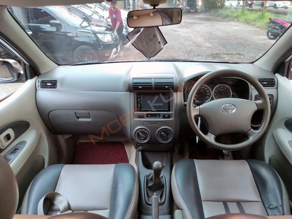 Mobil Toyota Avanza 2011