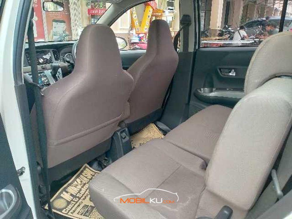 Mobil Toyota Calya 2016