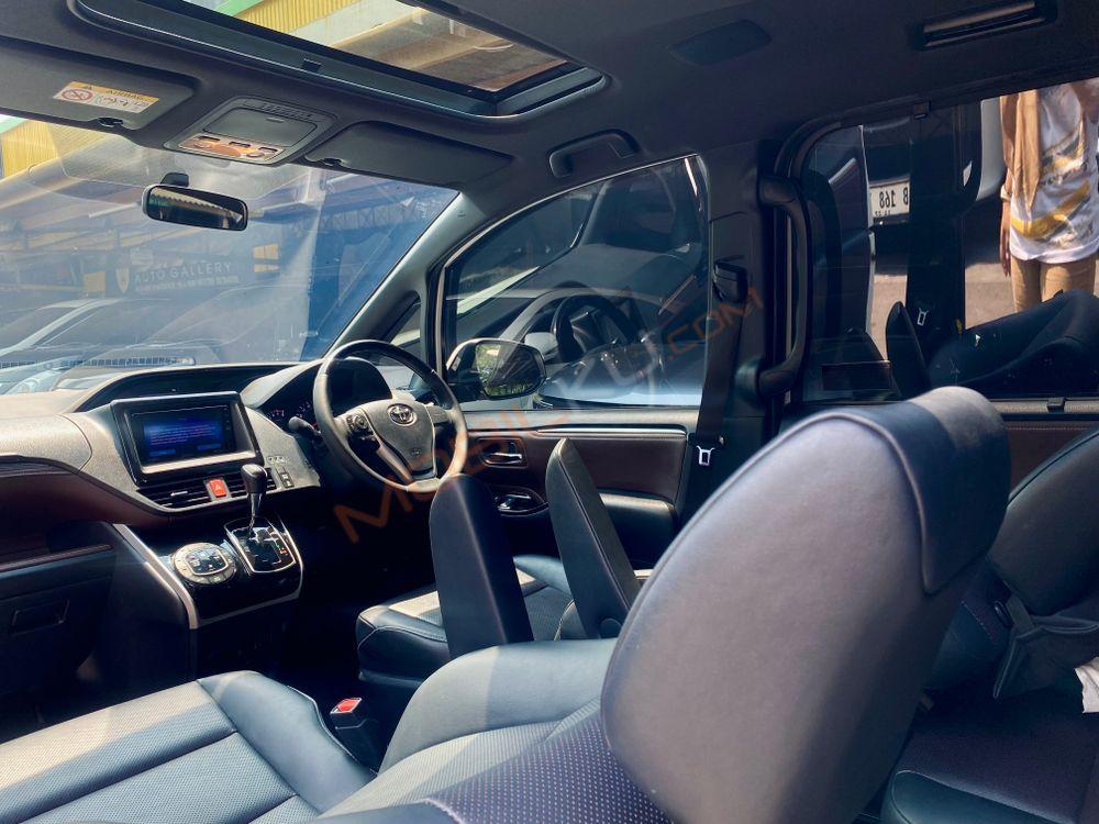 Mobil Toyota Voxy 2019