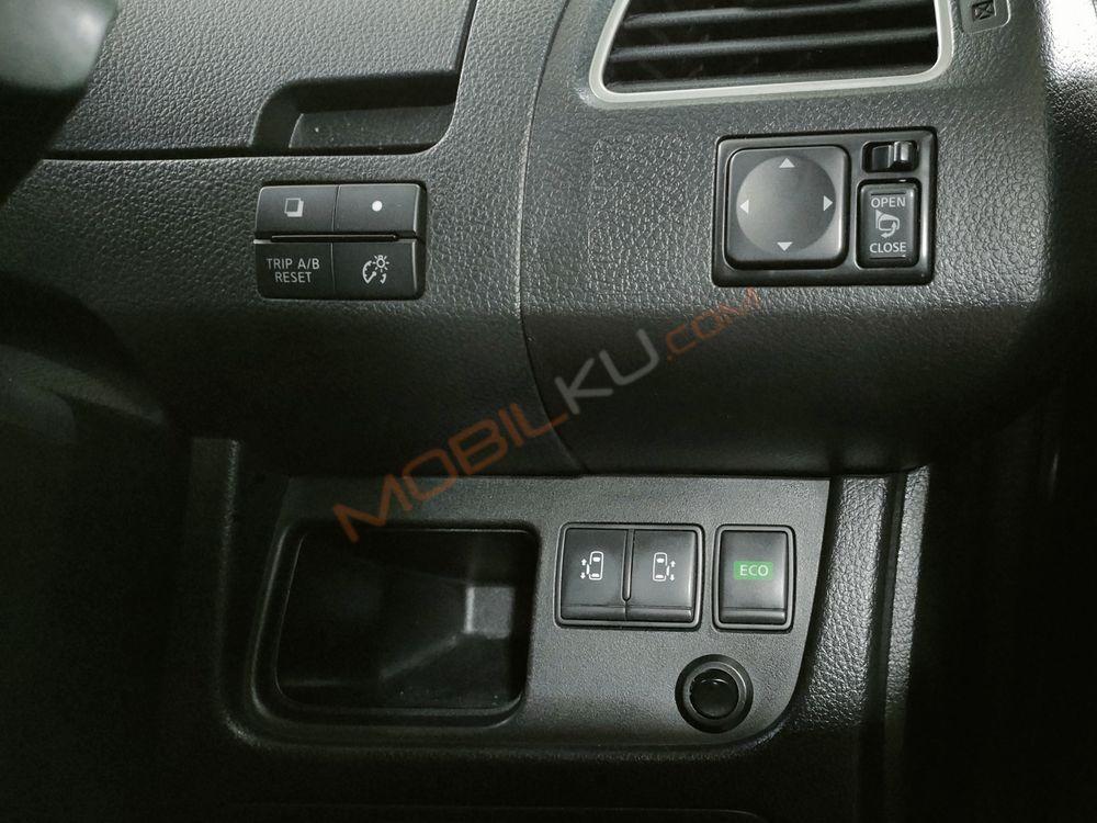 Mobil Nissan Serena 2016