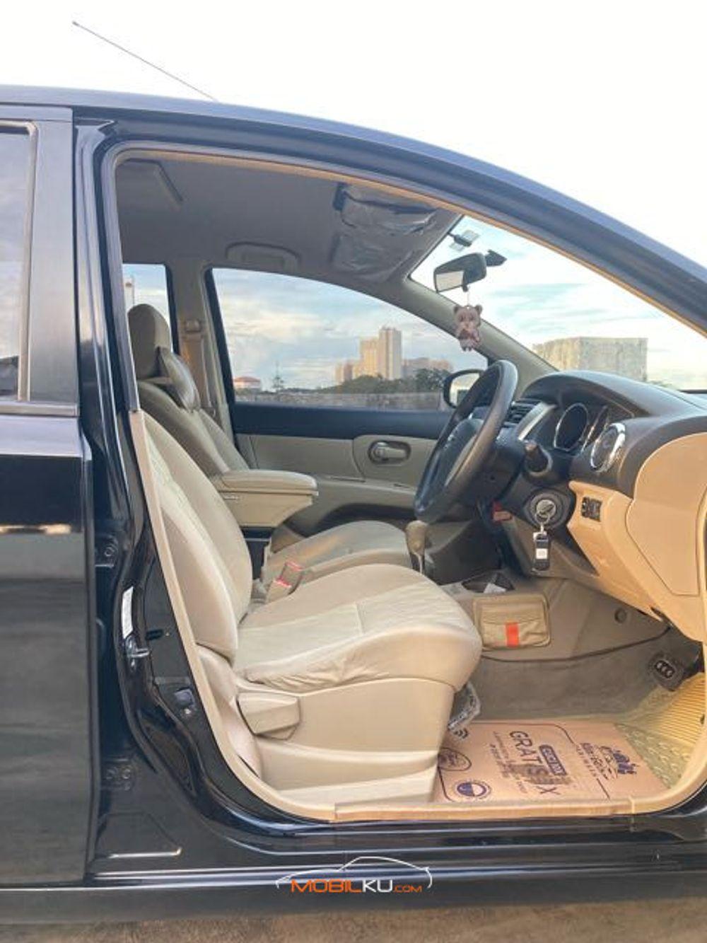 Mobil Nissan Grand Livina 2015