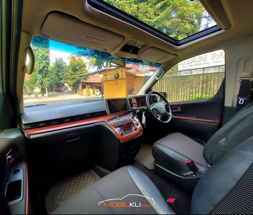 Mobil Nissan Elgrand 2007
