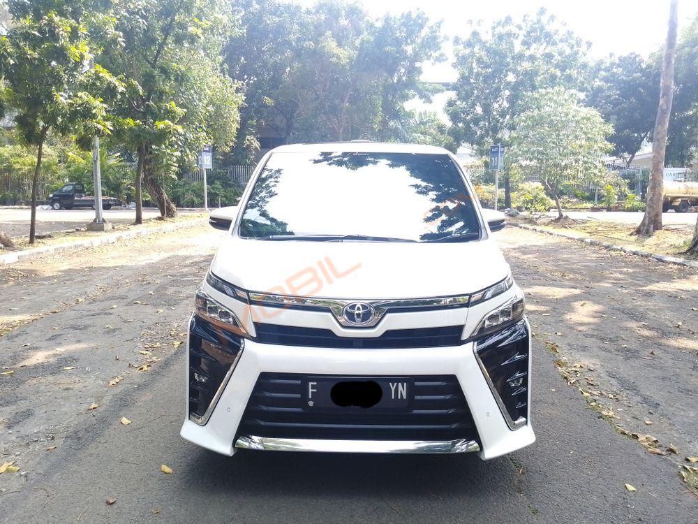 Mobil Toyota Voxy 2019