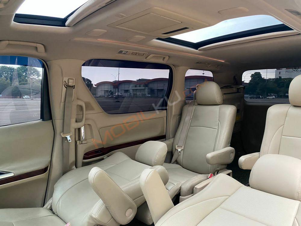 Mobil Toyota Vellfire 2010