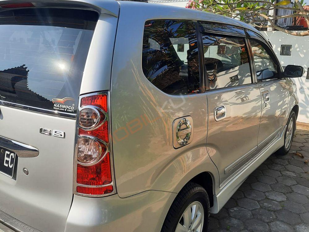 Mobil Toyota Avanza 2010