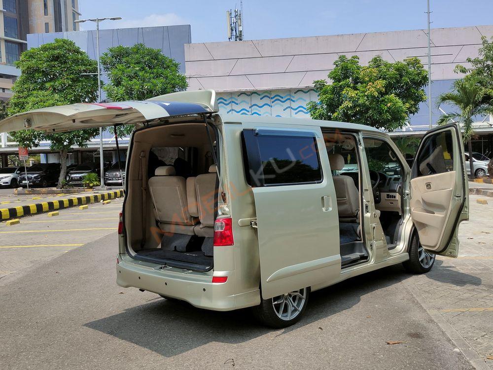 Mobil Daihatsu Luxio 2011
