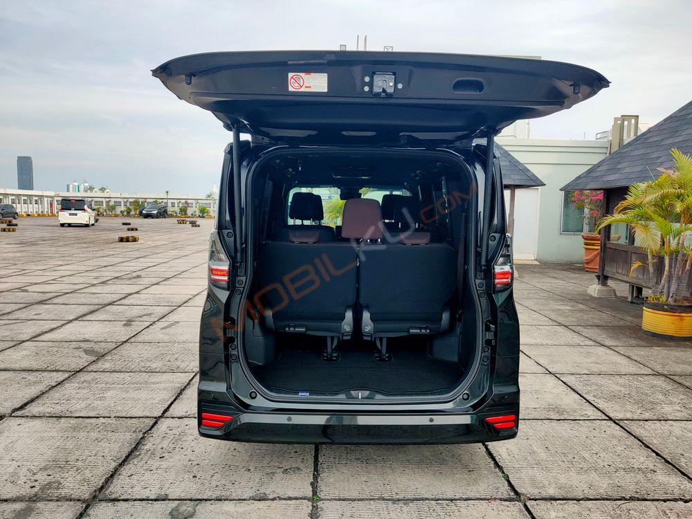Mobil Toyota Voxy 2022