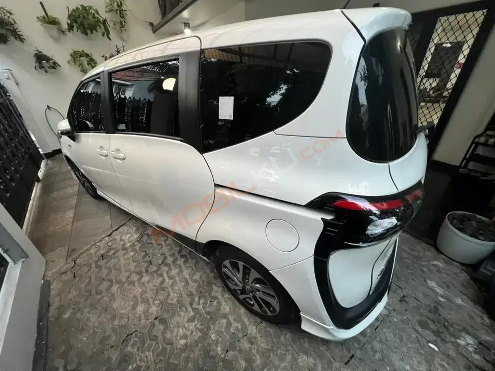 Mobil Toyota Sienta 2016