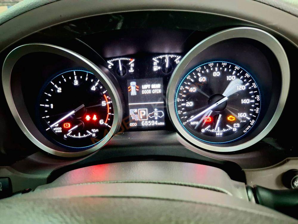 Mobil Toyota Land Cruiser 2013