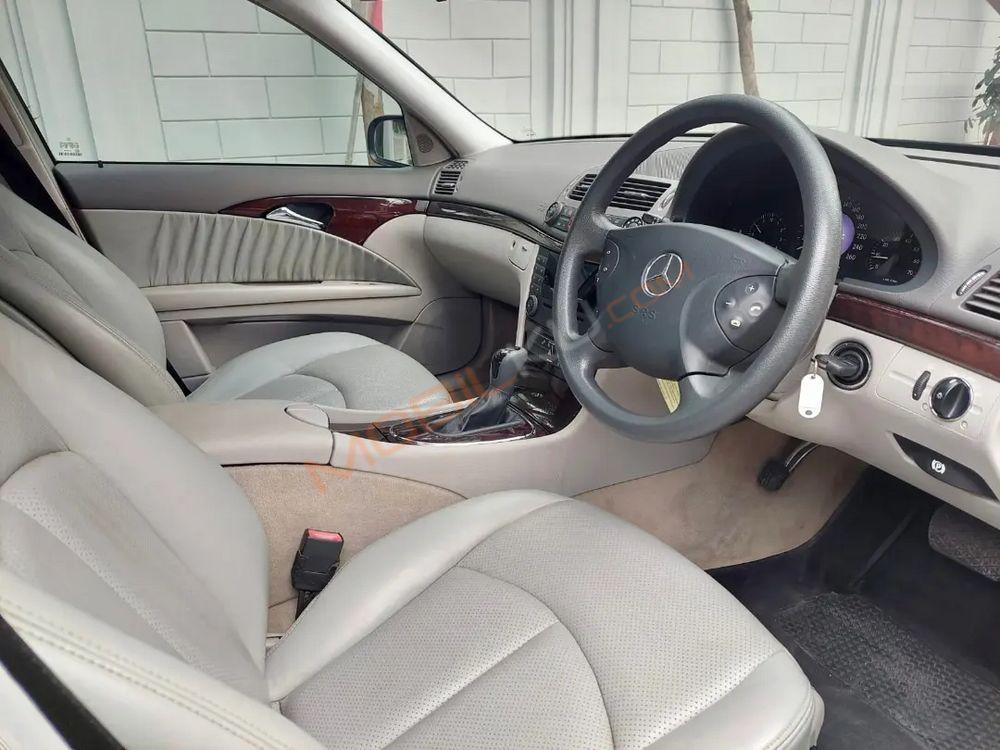 Mobil Mercedes-Benz E-Class 2005