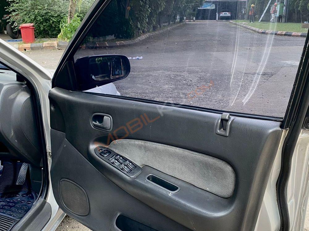 Mobil Mazda Familia 1997