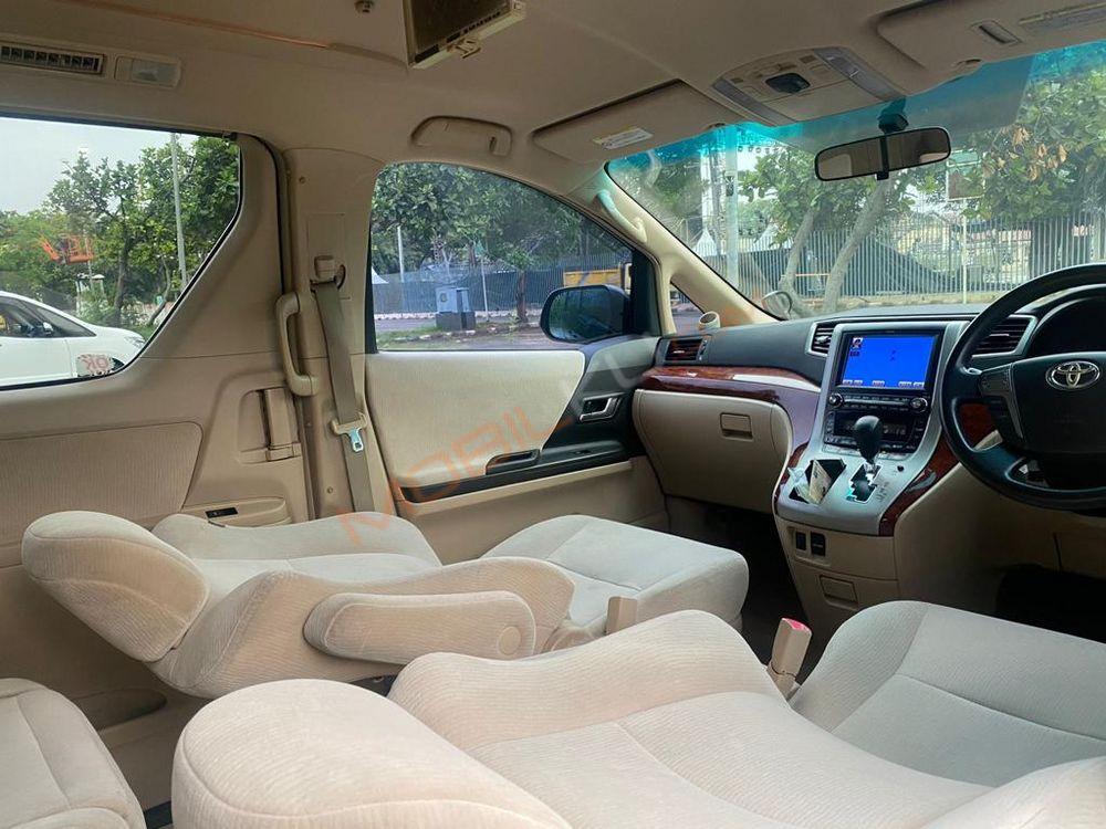 Mobil Toyota Alphard 2009