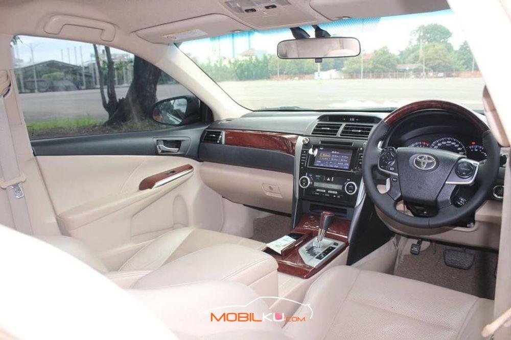 Mobil Toyota Camry 2013