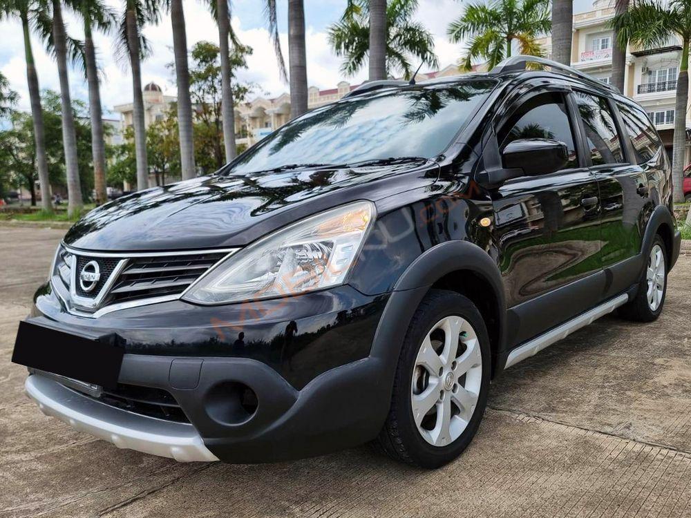 Mobil Nissan Livina 2013