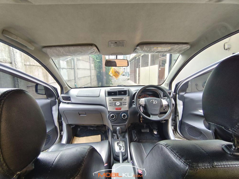 Mobil Toyota Avanza 2013