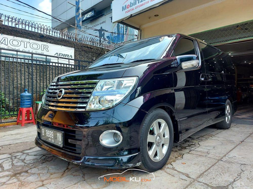 Mobil Nissan Elgrand 2007