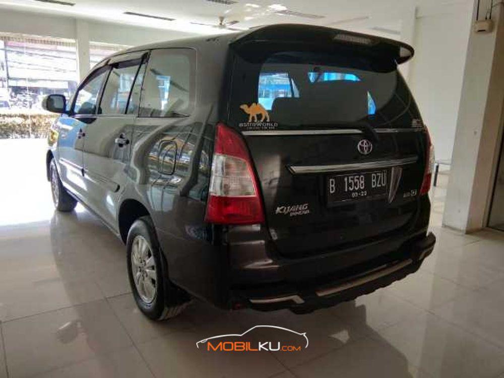 Mobil Toyota Kijang Innova 2012