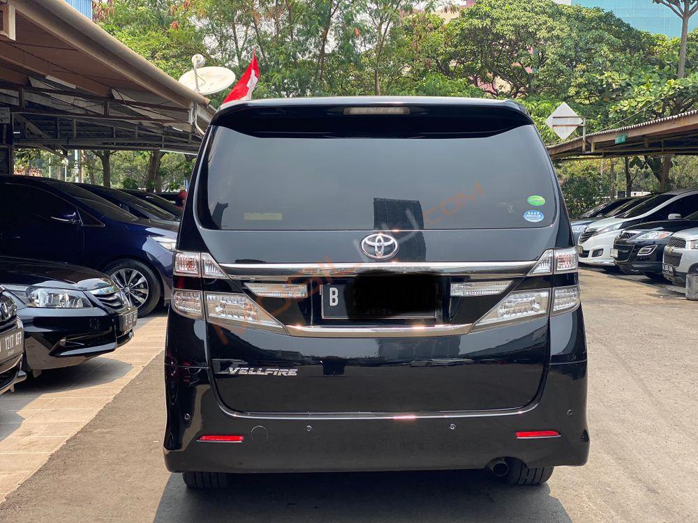 Mobil Toyota Vellfire 2013