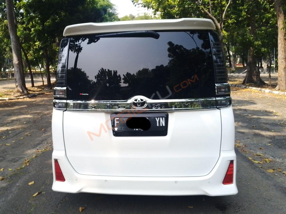 Mobil Toyota Voxy 2019