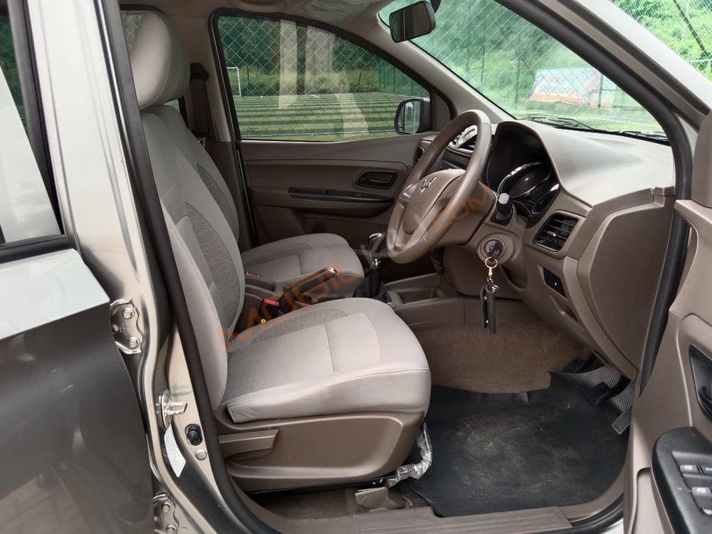 Mobil Wuling Confero 2022